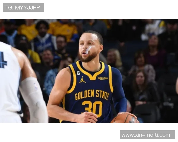 AC米兰与曼彻斯特联激战正酣比分揭晓引发球迷热议 AC米兰与曼彻斯特联激战正酣比分揭晓引发球迷热议